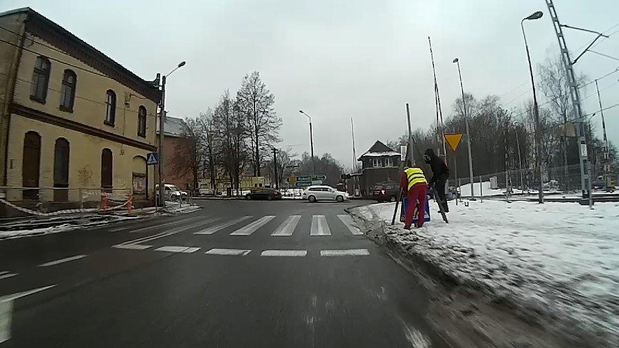 Montują czy kradną?