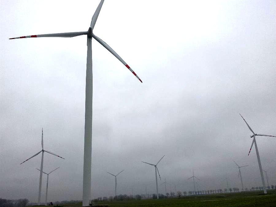Farma wiatrowa w okolicy Sułkowa