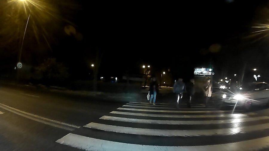 Mistrzyni kierownicy, prawie wjechała w pieszych