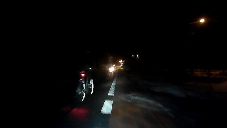Znalazł się i rowerzysta na "cienkich" oponach