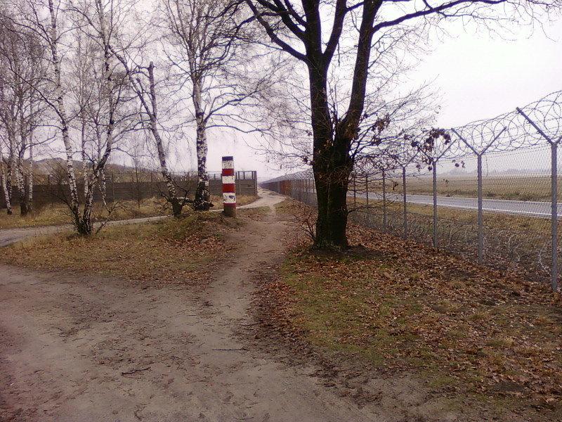 Droga wzdłuż ogrodzenia lotniska