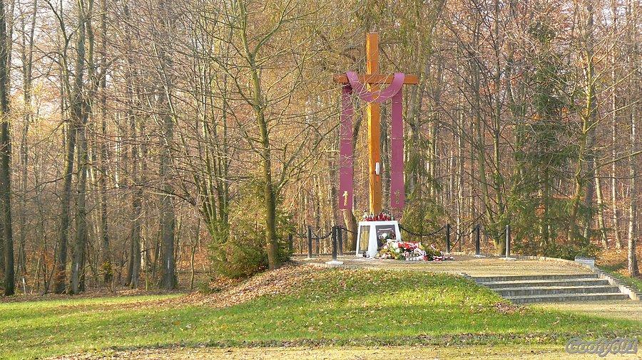 Krzyż upamiętniający miejsce śmierci partyzantów