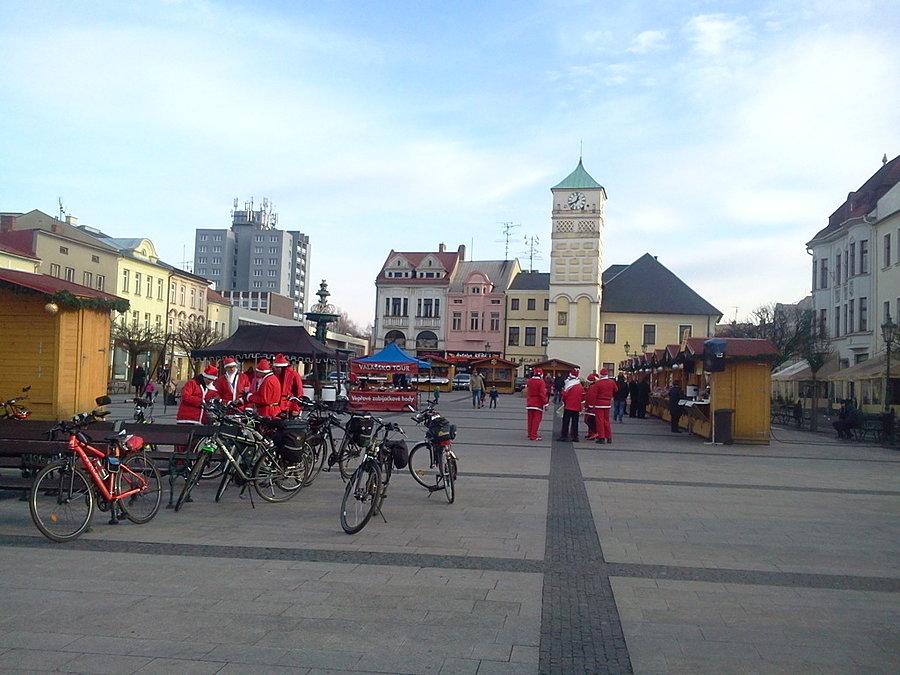 Mikołajowa grupa na rynku w Karwinie