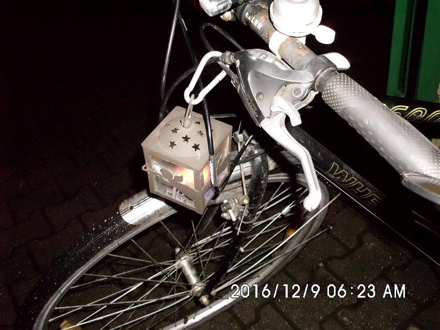 Z latarenką na kierownicy