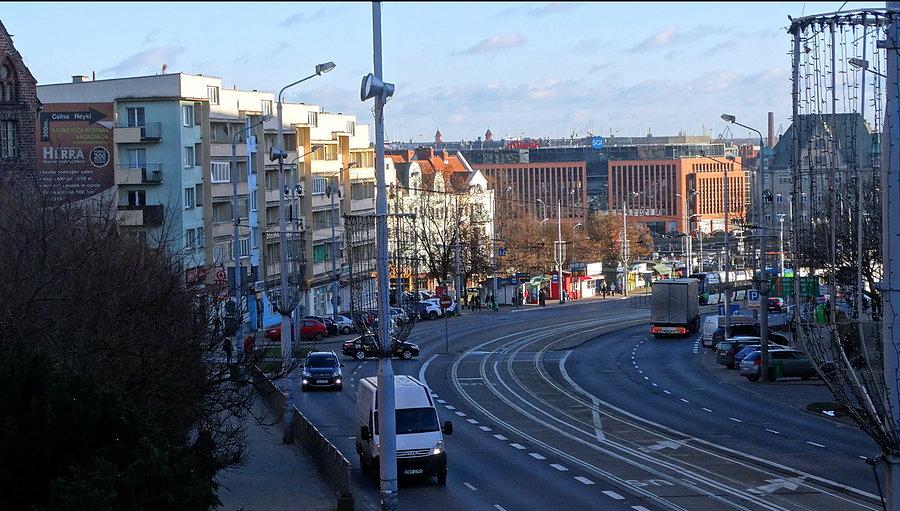 Widok z kładki - dolna część ulicy Wyszyńskiego