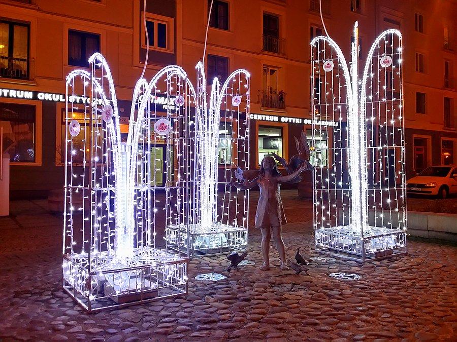 Świątecznie ustrojona fontanna "Dziewczynka z gołębiami"