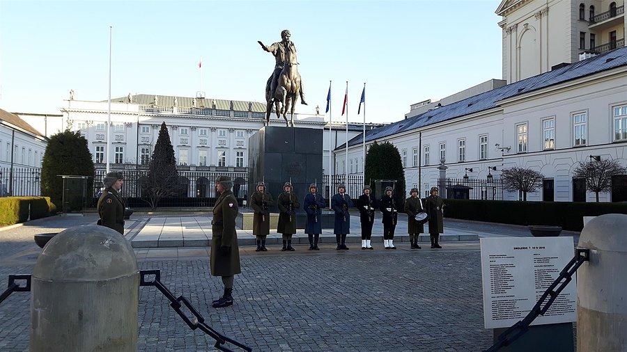 Zmiana warty pod Pałacem Prezydenckim