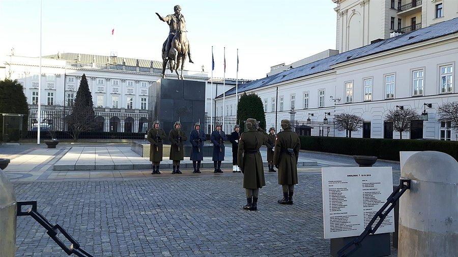 Zmiana warty pod Pałacem Prezydenckim