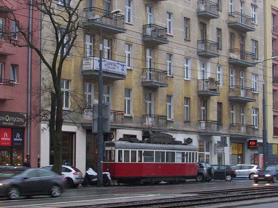 Trzynastka przed kamienicą Leszno 13