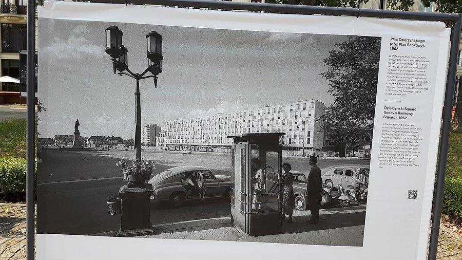 Plac Dzierżyńskiego z telefonią komórkową na pierwszym planie, a pomnikiem "krwawego Felka", na drugim