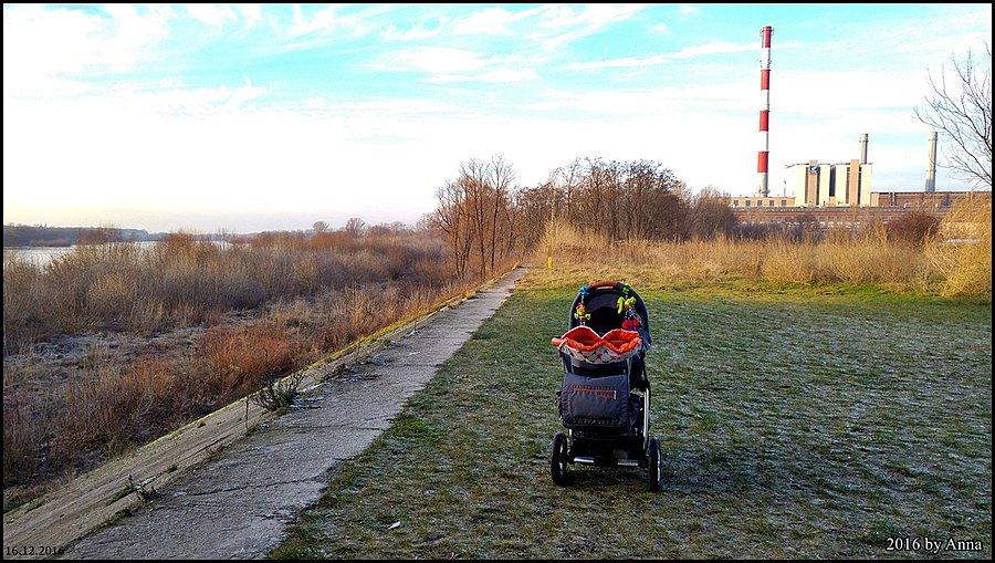Nad Wisłą pod mostem. Tak, idziemy w kierunku elektrociepłowni Żerań