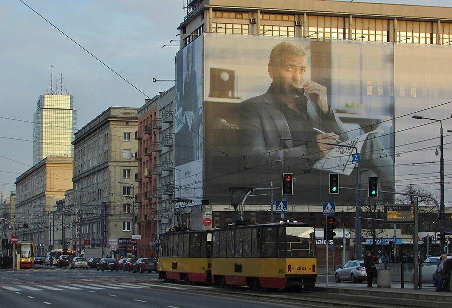 George Clooney pije kawkę