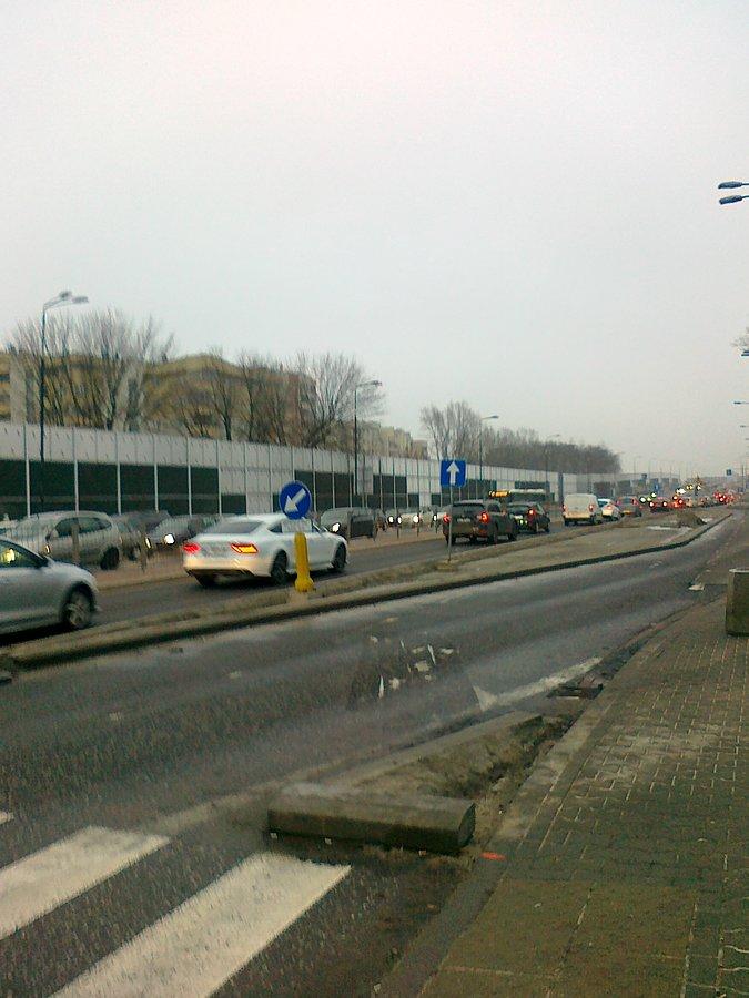 Tym fragmentem zwężonej i poplątanej Górczewskiej jeżdżą tylko autobusy i auta do Wola Parku. Dziś od rana ciągnie nieprzerwany sznur pojazdów