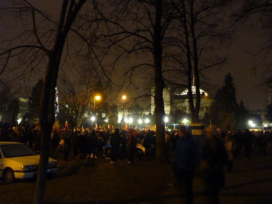 Kodziarze pod sejmem - Szczerze mówiąc jak ich zobaczyłam ile ich jest to zaczęłam się śmiać. Na masie krytycznej było więcej manifestujących :) Ale oczywiście wolne media podadzą swoją liczbę z kosmosu chyba :)