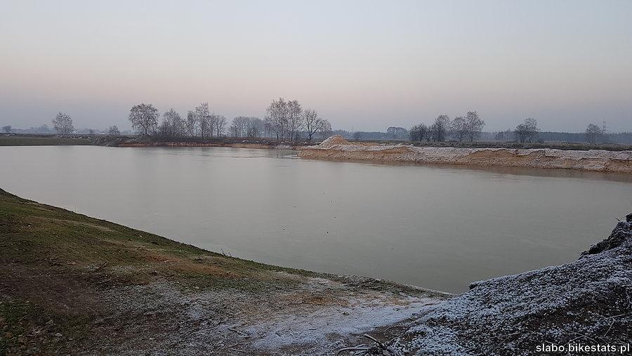 Częściowo oblodzony staw w Lesie Pobłociszewskim