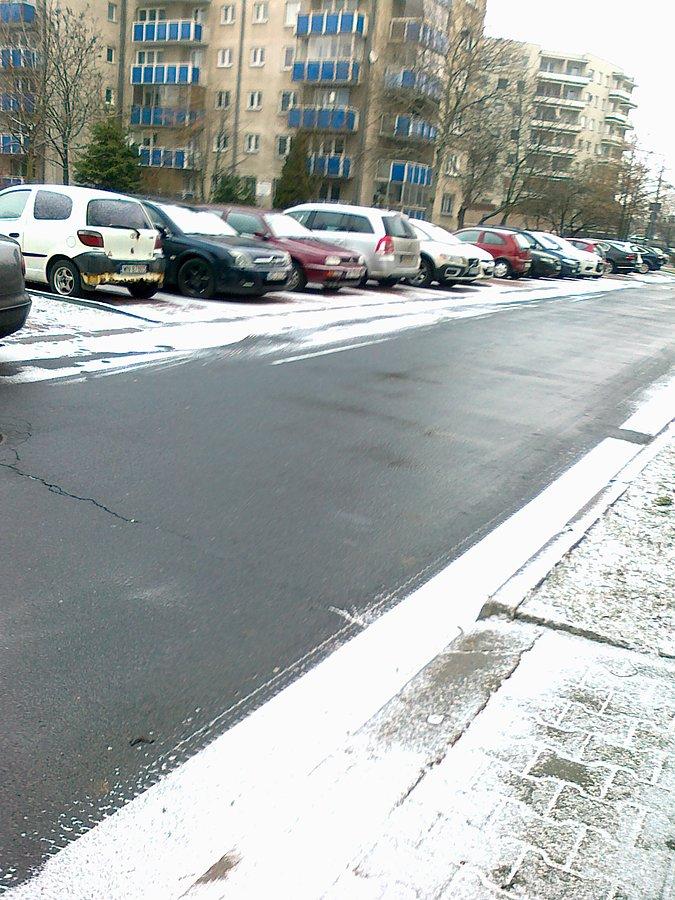 Jezdnia posypana solą, więc czarna