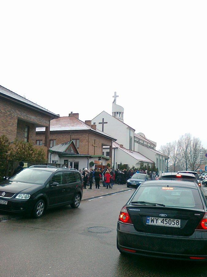 Przy kosciele tłum, na ulicy przed korek. Rozdawali coś, czy odpust zupełny mozna było dostać? Takich tłumów tu jeszcze nie widziałam