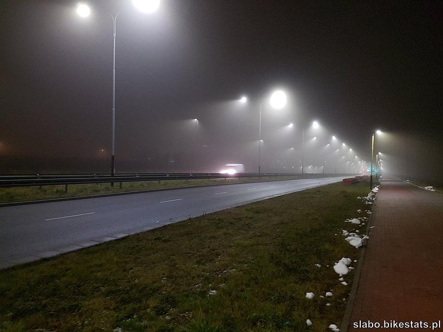 Mglisty wieczór na al. Ofiar Terroryzmu 11 Września w Łodzi