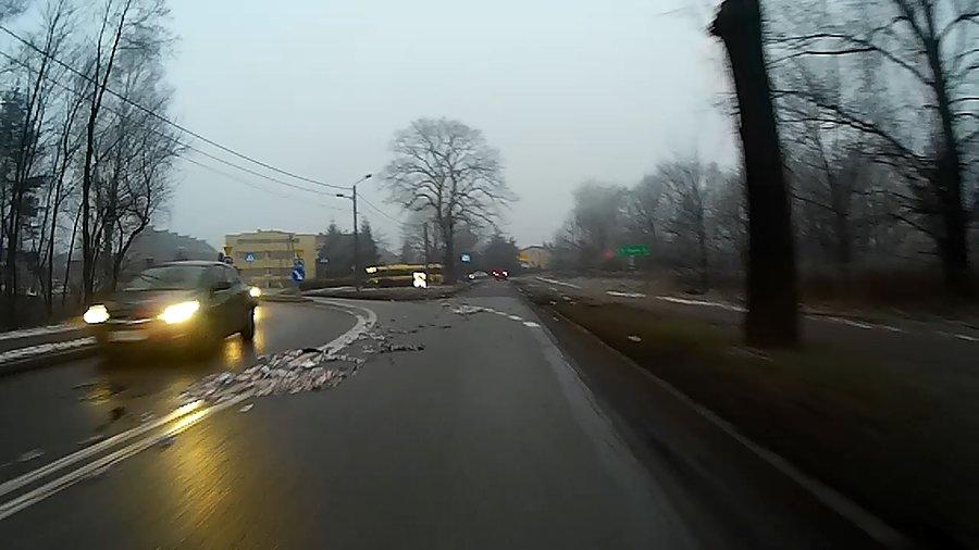 Masa śmieci na drodze, coś się wysypało?