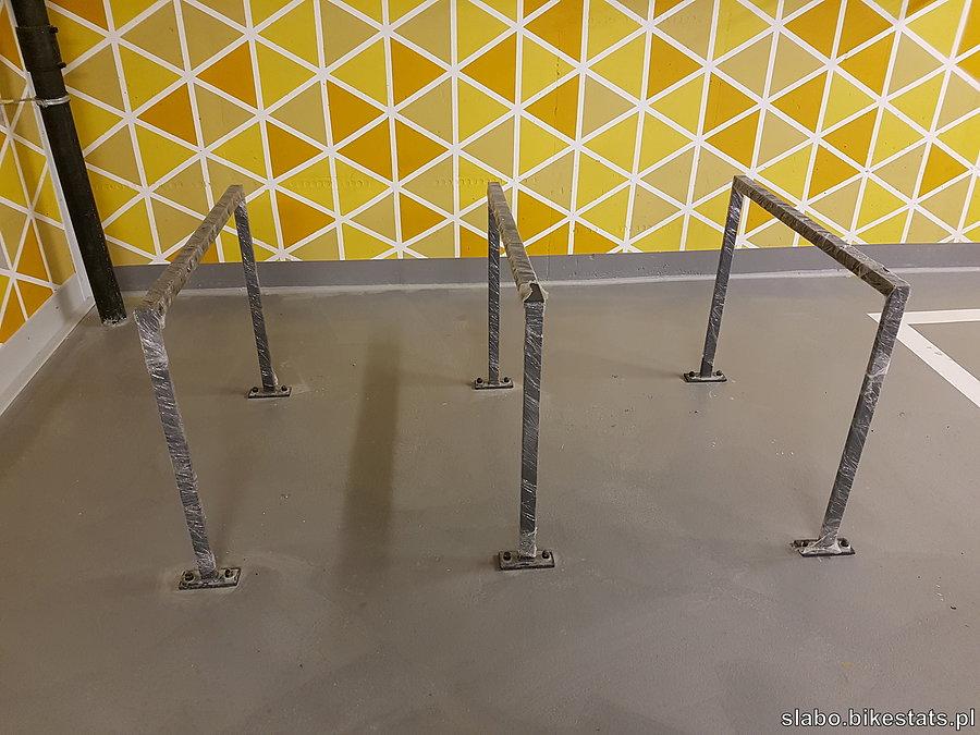 Stojaki rowerowe w podziemnym parkingu przy dworcu Łódź Fabryczna