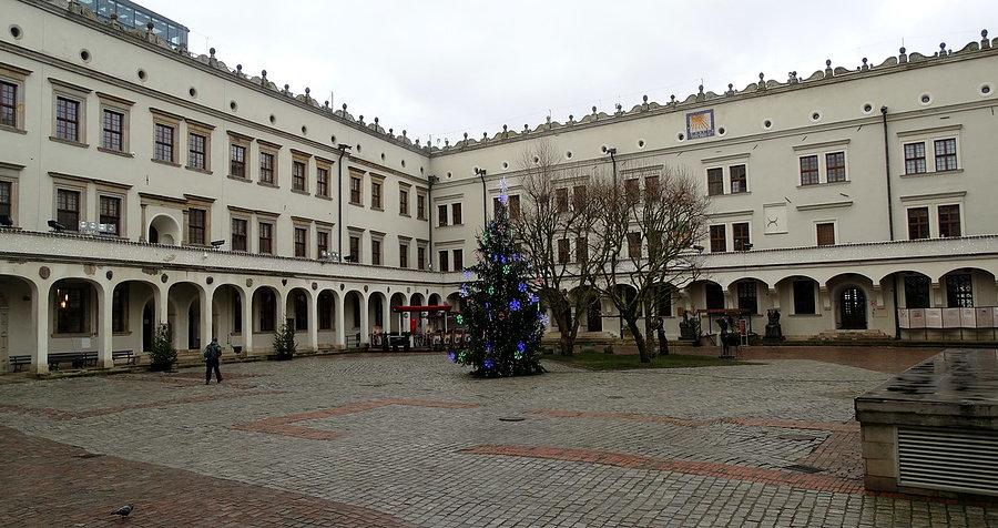 Na placu zamkowym