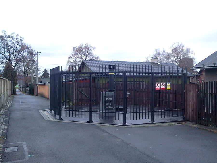 Zabetonowany szyb dawnej kopalni Ferdynand