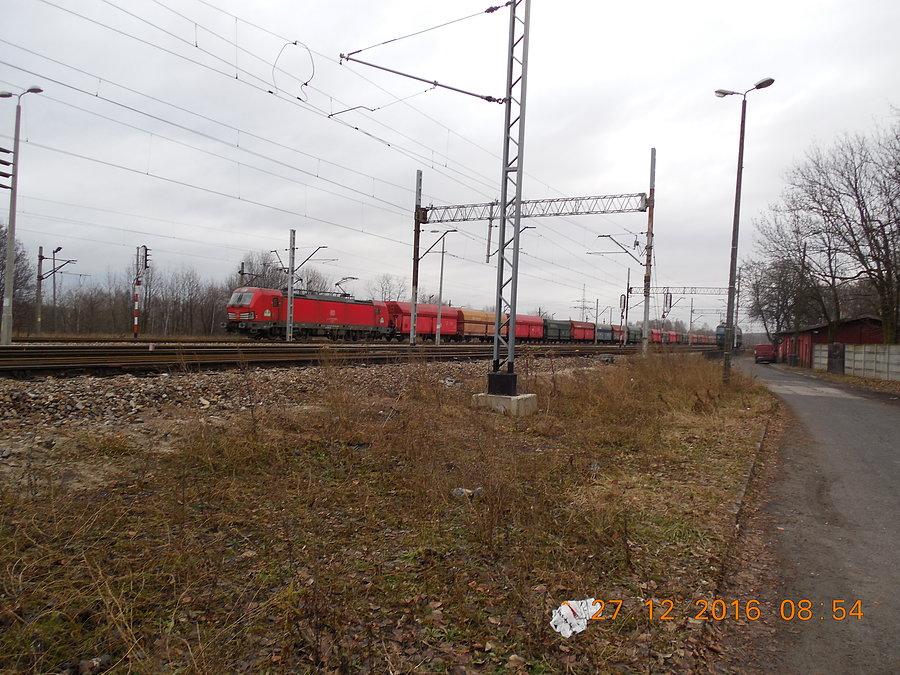 Vectron z kolorowym składem talbotów na stacji w Kochłowicach (po prawej luzak ET-22 oczekuje na zatrudnienie na popychu)