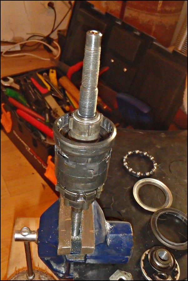 23. Piasta Shimano Nexus 3 w trakcie składania