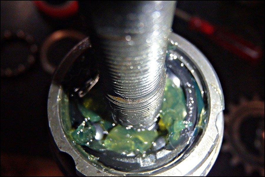 26. Nasmarowane łożysko piasty Nexus 3 od strony napędowej smarem litowym bike on wax