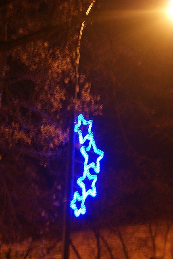 Cztery gwiazdki na ulicznych latarniach
