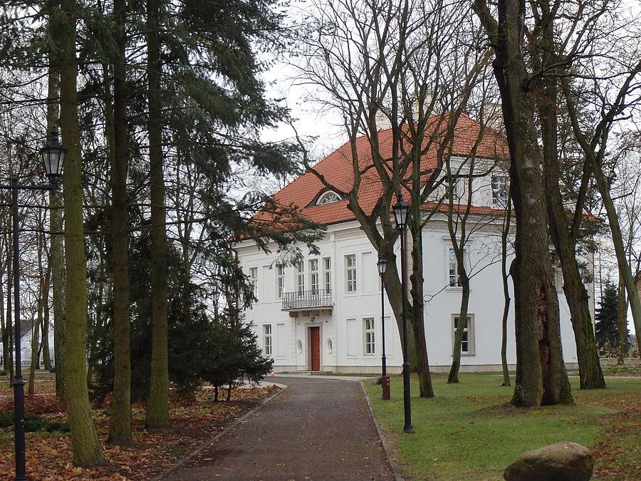 Chrzęsne. Pałac