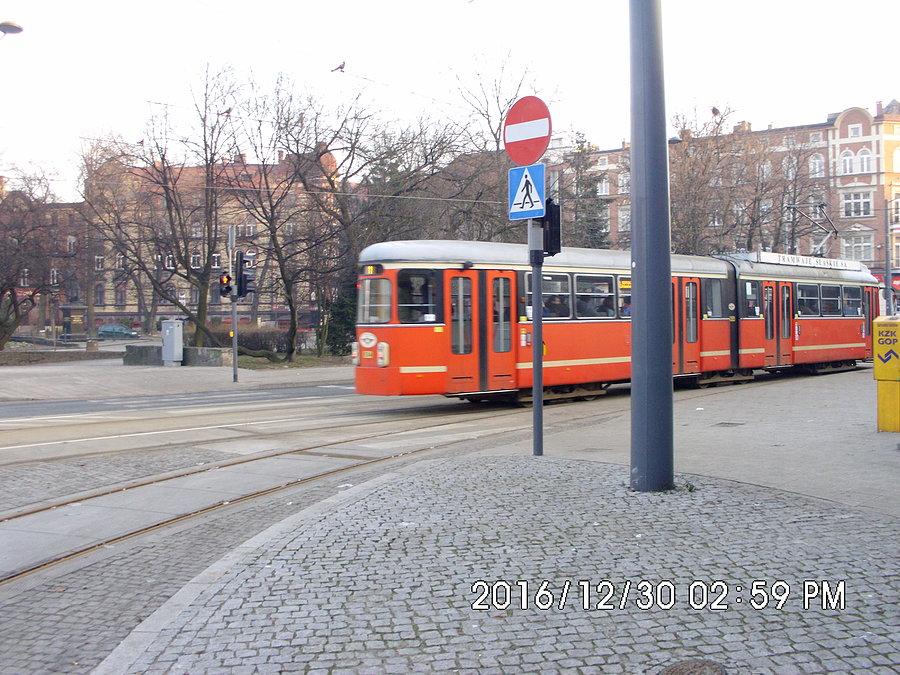 Tramwaj linii 1 udaje się w stronę Katowic