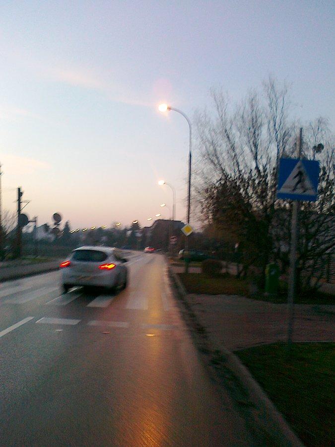 Po drodze zapalałam lampy na ulicach
