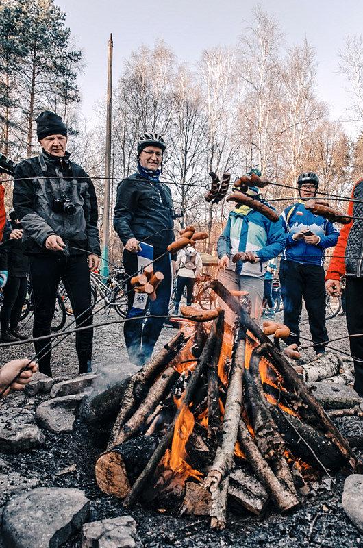 Płonie ognisko i grzeją się bikerzy