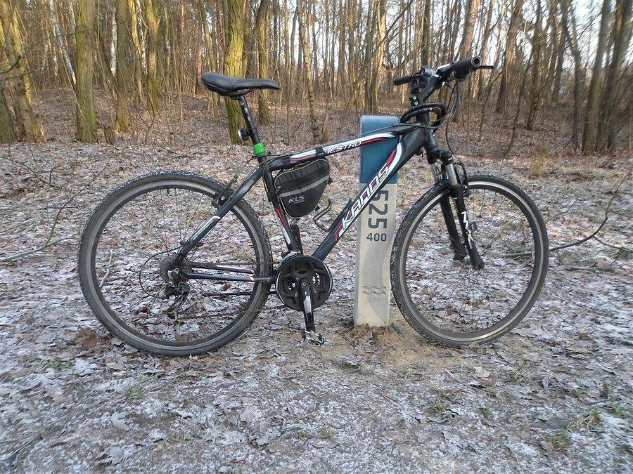 Słupek kilometrowy wiślanego szlaku rowerowego 525 km 400 m - Las Młociny