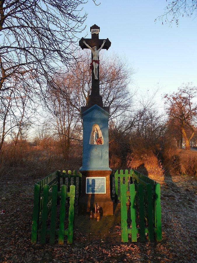 Przydrożny krzyż przy ulicy Legnickiej w Chorzowie