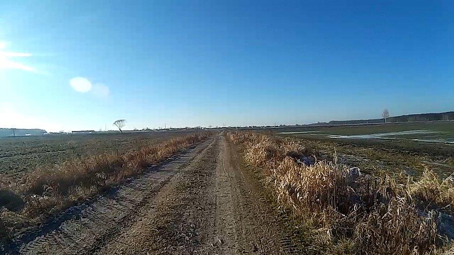 Między polami lód nieco stopniał, jest 6 stopni, jadę po błocie