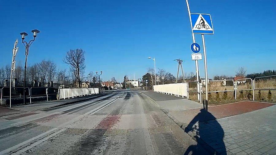 Debilnie rozwiązanie rowerówki, zaczyna się po prawej stronie, przebiega na lewo po starym wiadukcie, za którym wraca na prawą stronę drogi i się kończy