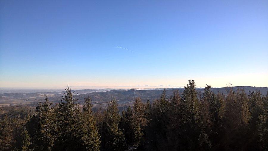 Widok z wieży, w oddali tatry