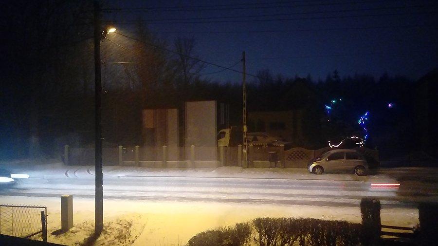 Jest zima i wieczór to musi być śnieg i ciemność