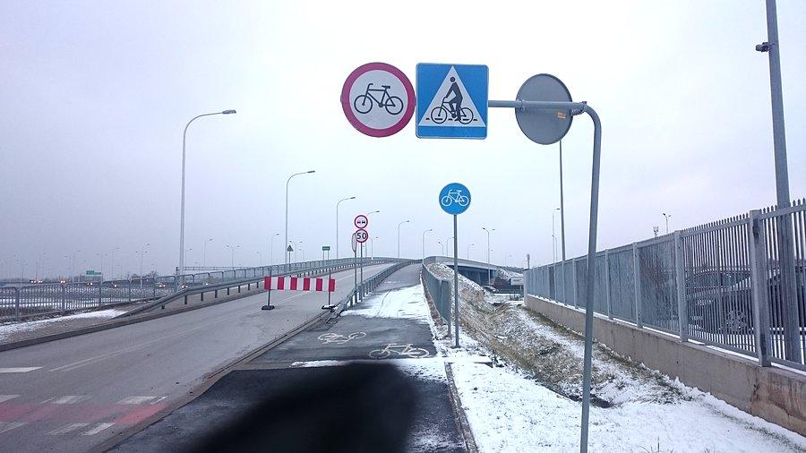 Nie mogłam się powstrzymać by nie pstryknąć tu foty. Chociaż przez ten wiadukt normalnie nie jeżdżę. Jeżdżę drugim co jest niedaleko tego :)