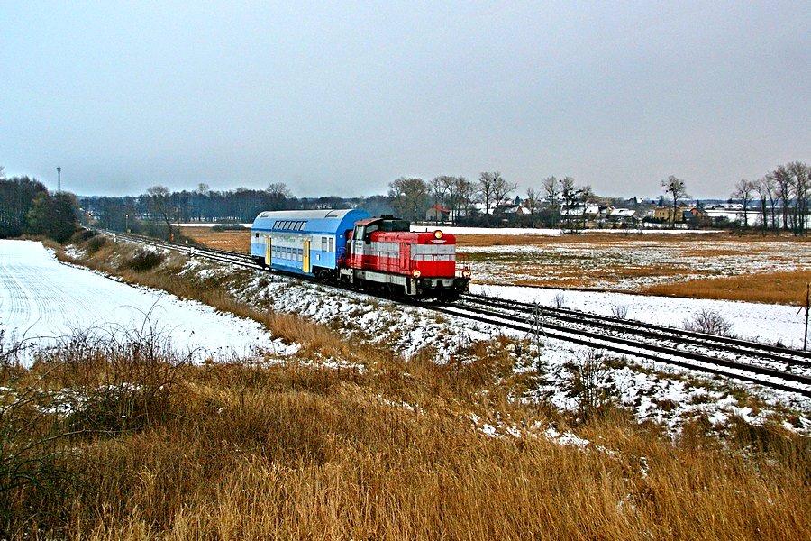 SU42-518 z pociągiem osobowym z Kędzierzyna Koźla do Nysy chwilę po opuszczeniu Twardawy