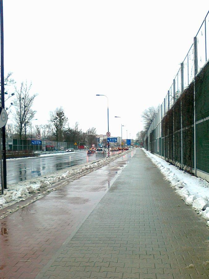 Na Górczewskiej ddr odśnieżona lepiej niż chodnik
