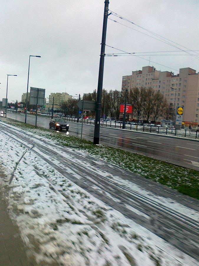 A na Powstańców tradycyjnie odśniezony tylko chodnik. Nie wiem, kto tak zarządza i dlaczego akurat tak