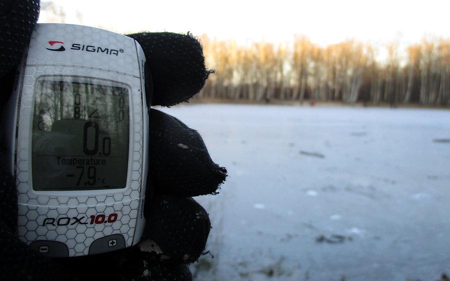Przy zamarzniętym stawie w Lasku Marcelińskim sprawdziłem rzeczywistą temperaturę
