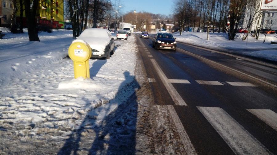 Pas rowerowy pokryty warstwą śniegu