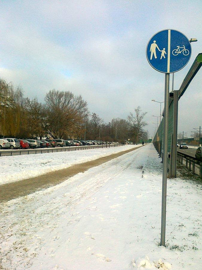Powstańców Śląskich przy wiadukcie nad S8. Śnieg po prawej to ddr