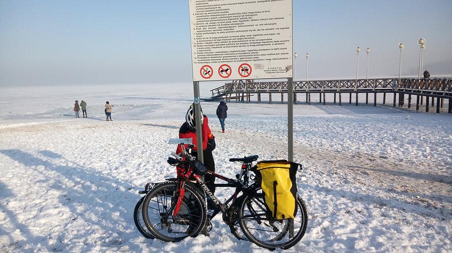 Rowerki czekają na morsujących rowerzystów