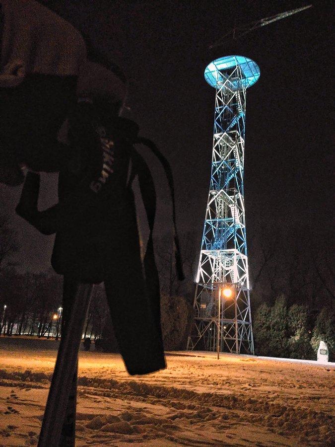 Pod wieżą spadochronową