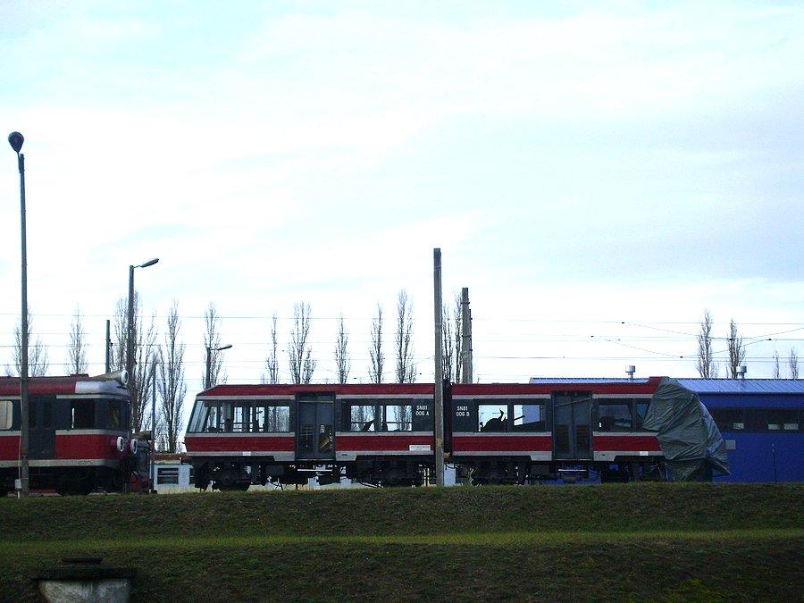SN81-006 oczekuje kasacji na terenie bazy Przewozów Regionalnych w Idzikowicach